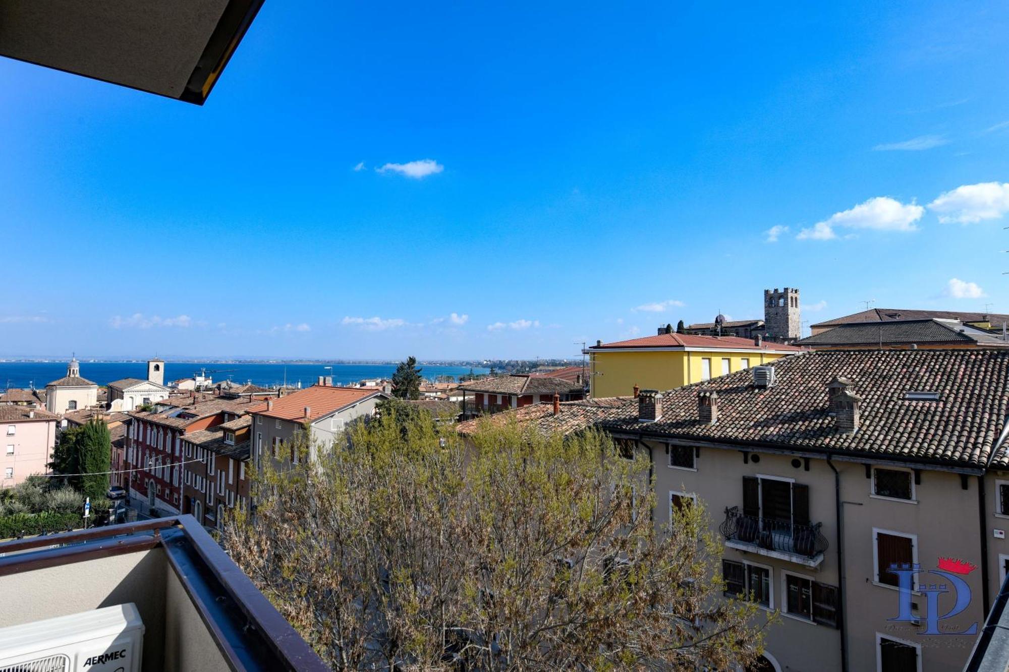 Desenzanoloft Official Partner Marriott Homes & Villas - Smiling In Desenzano Lake View เดเซนซาโนเดลการ์ดา ภายนอก รูปภาพ